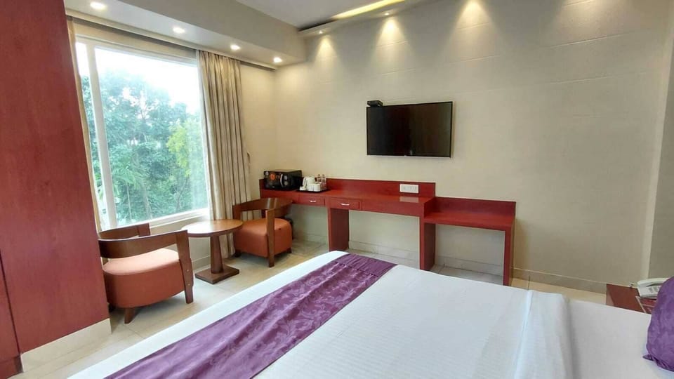 Superior Double Room, 1 King Bed, City View | WiFi (free)