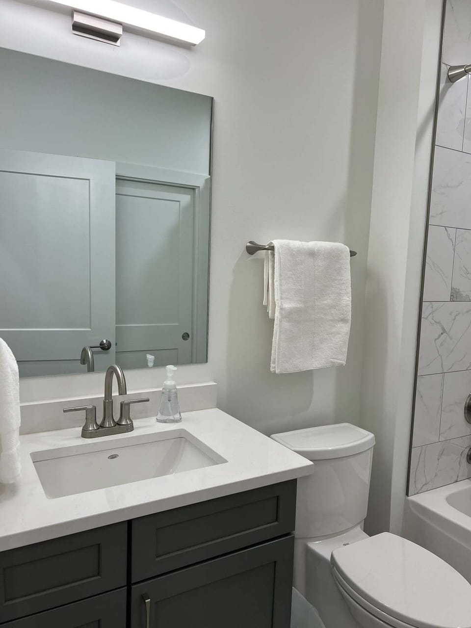 Apartment, 3 Bedrooms | Bathroom | Towels, shampoo