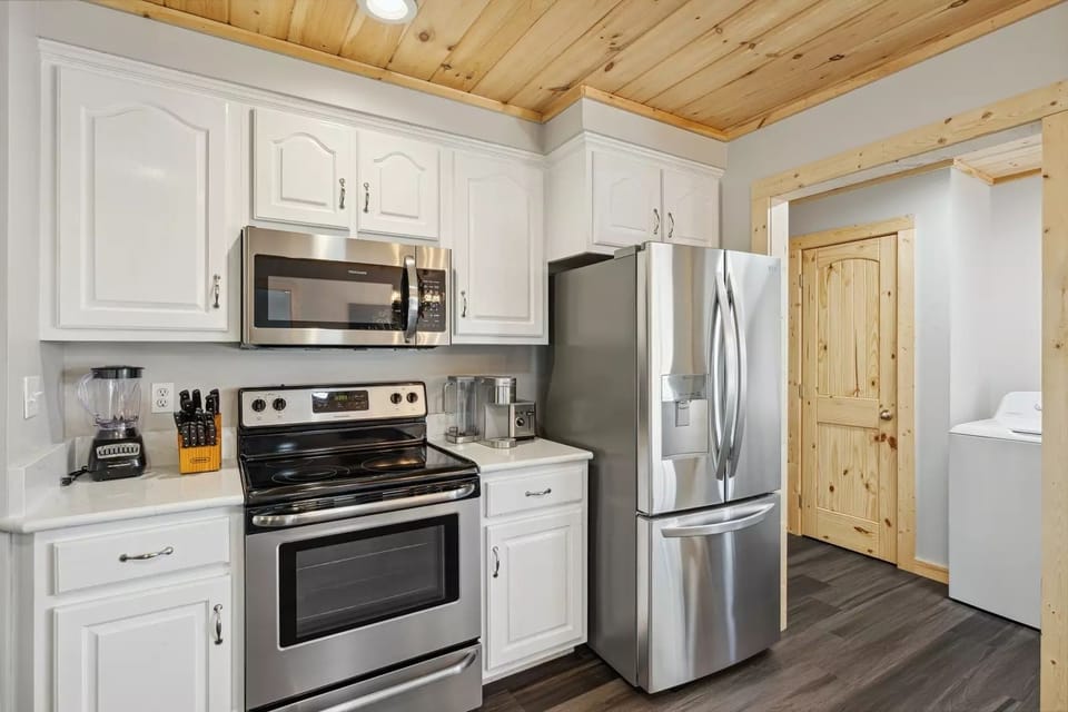 Cabin, 3 Bedrooms | Private kitchen | Coffee/tea maker, fridge, oven, toaster