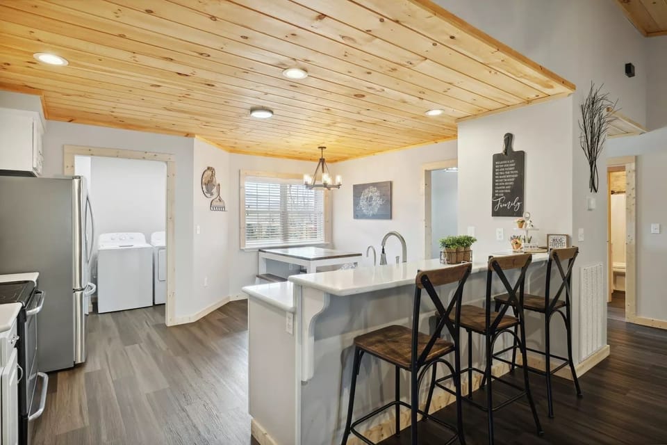 Cabin, 3 Bedrooms | Dining