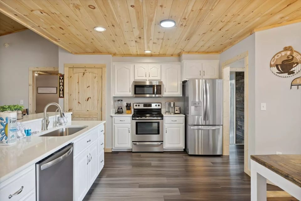Cabin, 3 Bedrooms | Private kitchen | Coffee/tea maker, fridge, oven, toaster