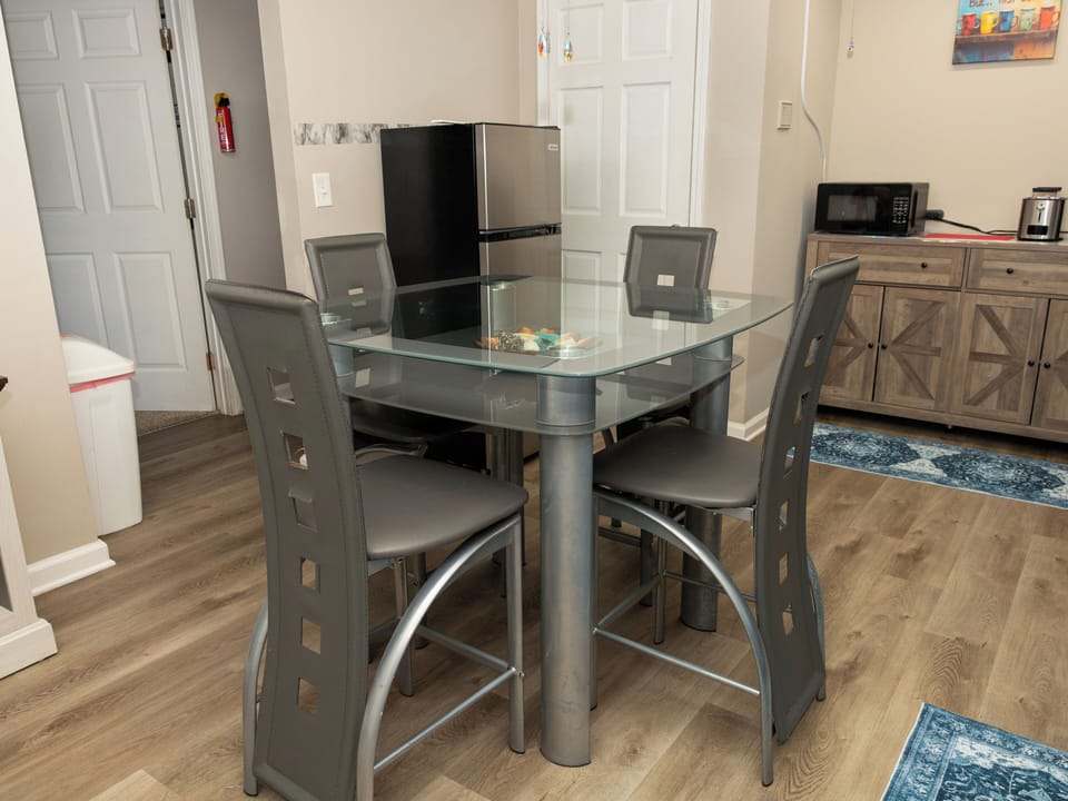 Apartment, 2 Bedrooms | Dining