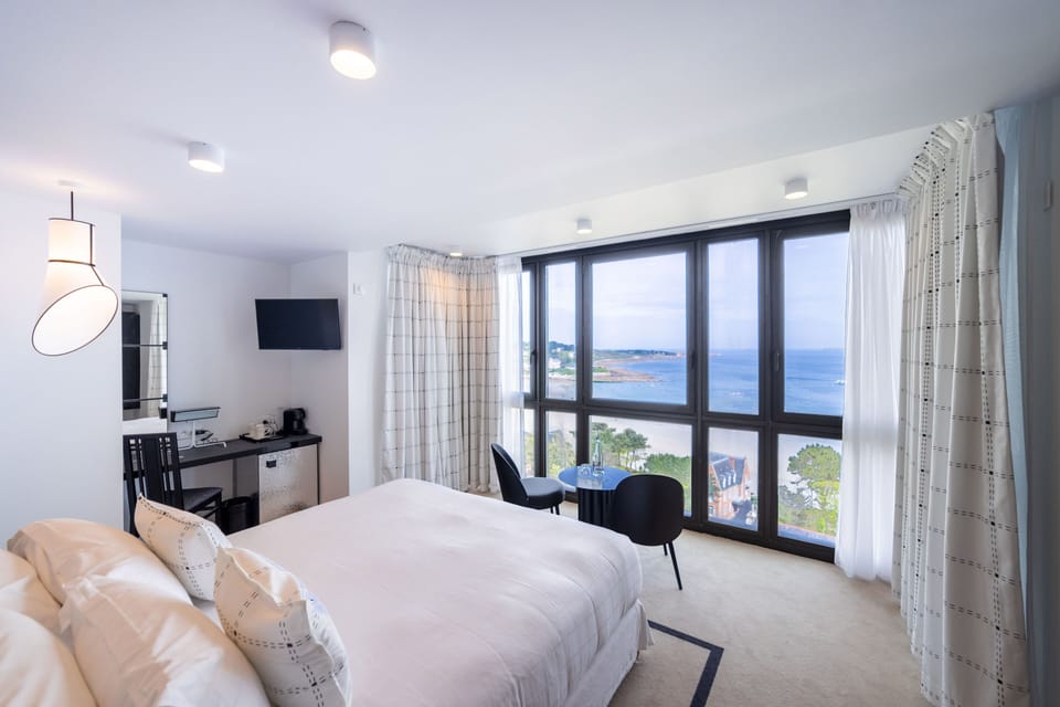 Premium bedding, pillowtop beds, free minibar, in-room safe