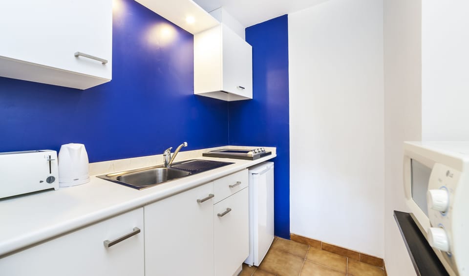 Studio | Private kitchen | Fridge, microwave, cookware/dishes/utensils, freezer