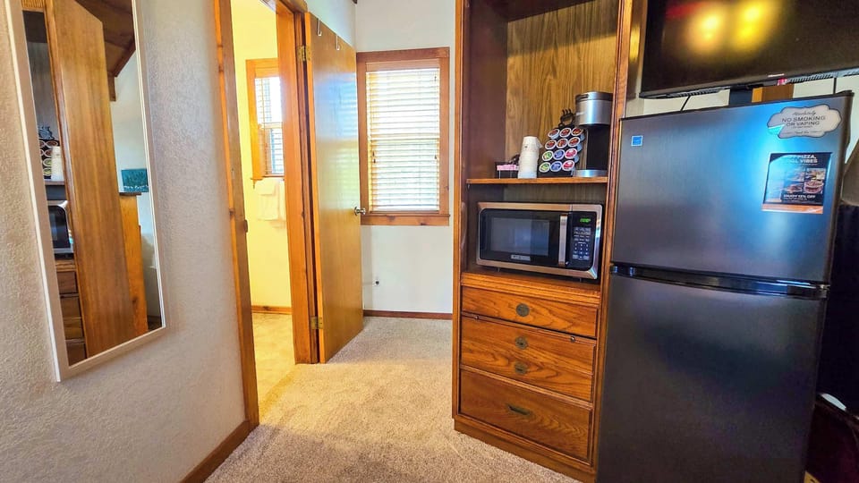 Studio, 1 King Bed, Pets Not Allowed, Garden View (Bluebonnet Guestroom) | Interior