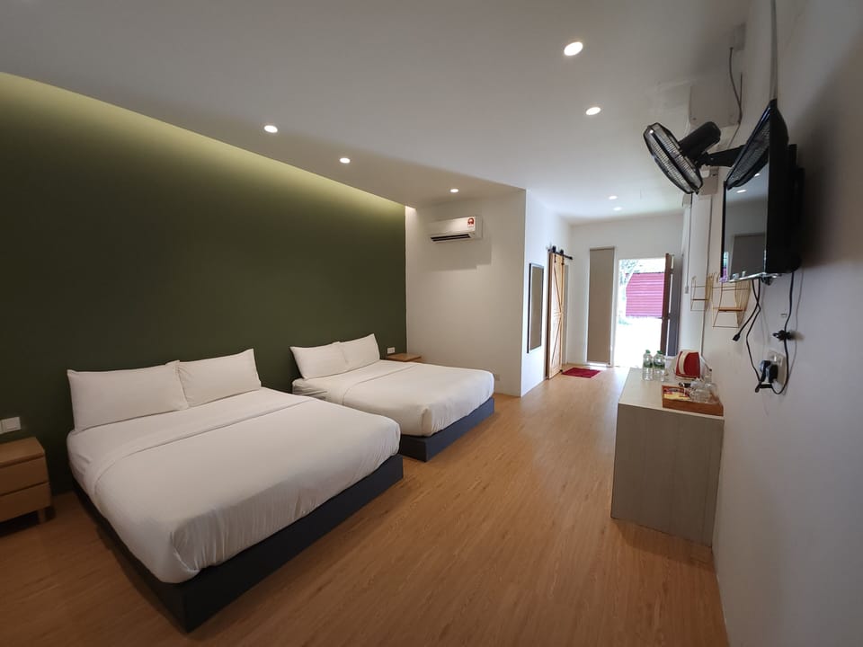 Family Quadruple Room | Desk, iron/ironing board (on request), WiFi (free)