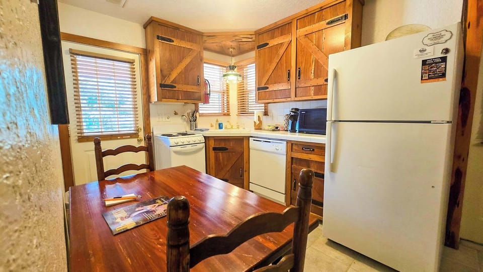 Townhome, Multiple Beds, Fireplace, Garden View (Utopia) | Private kitchen