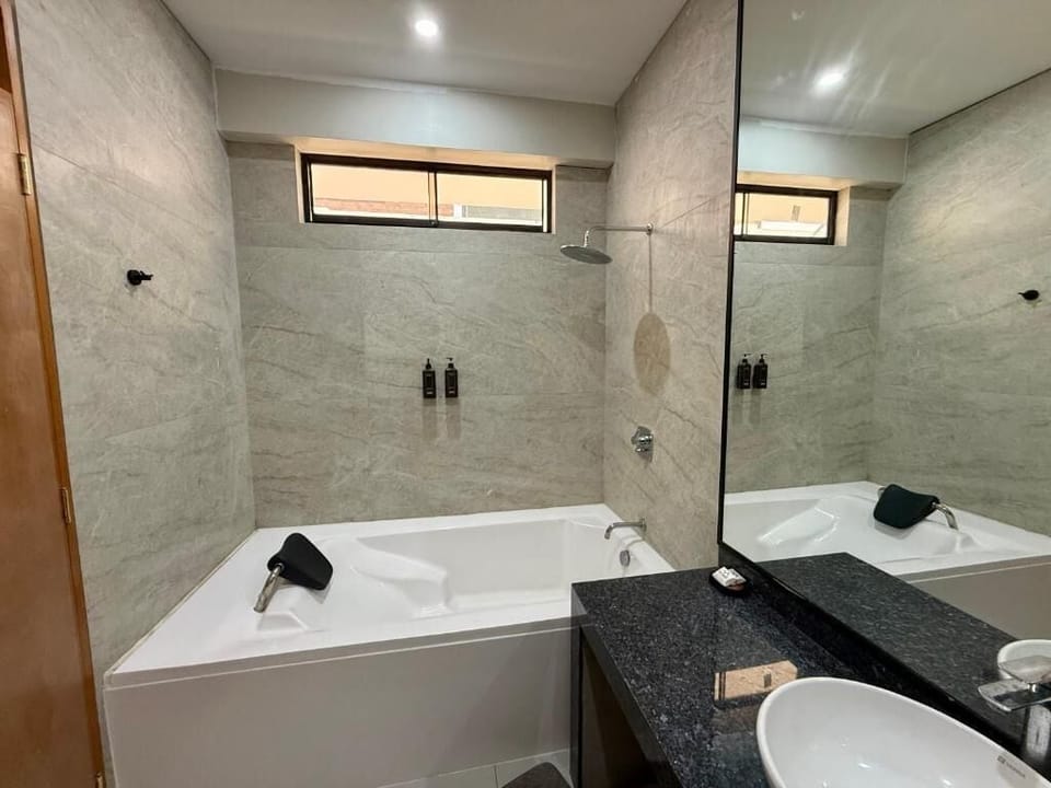 Junior Suite, Garden View | Bathroom