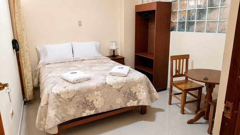 Standard Double Room Single Use | Laptop workspace, WiFi (free)
