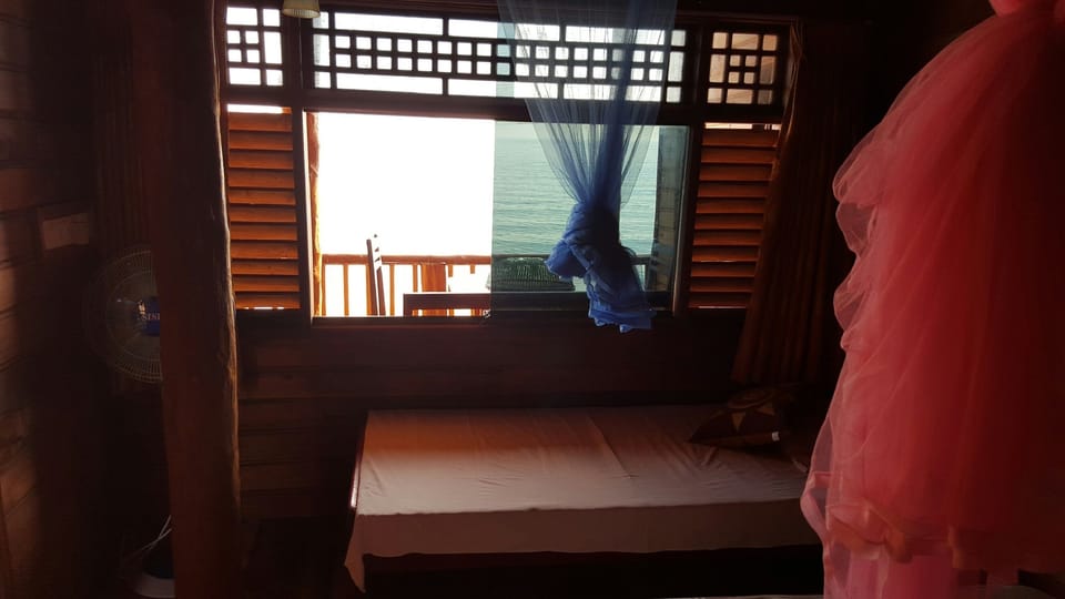 8 bedrooms, free wired internet, bed sheets