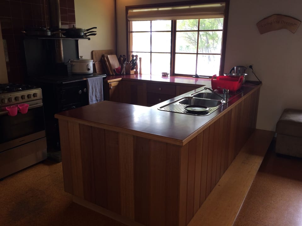 Whole House, 6 bedrooms, 4 Double, 1 Single, 3 Queen, | Private kitchen | Electric kettle, toaster, cookware/dishes/utensils, dining tables