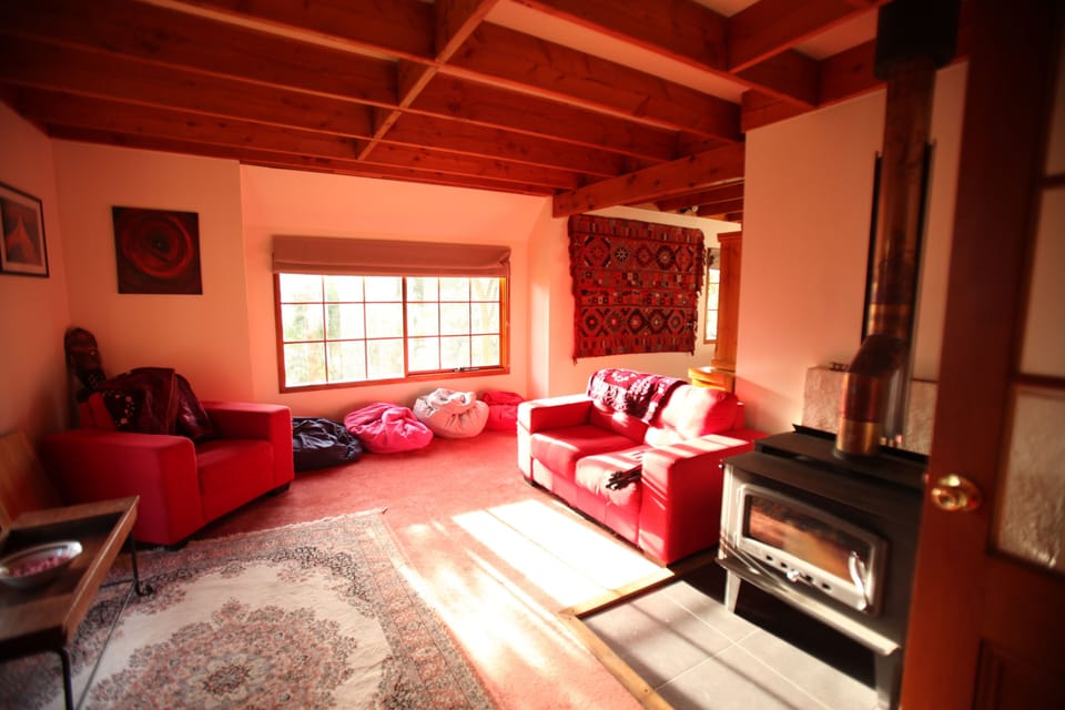 Whole House, 6 bedrooms, 4 Double, 1 Single, 3 Queen, | Living area