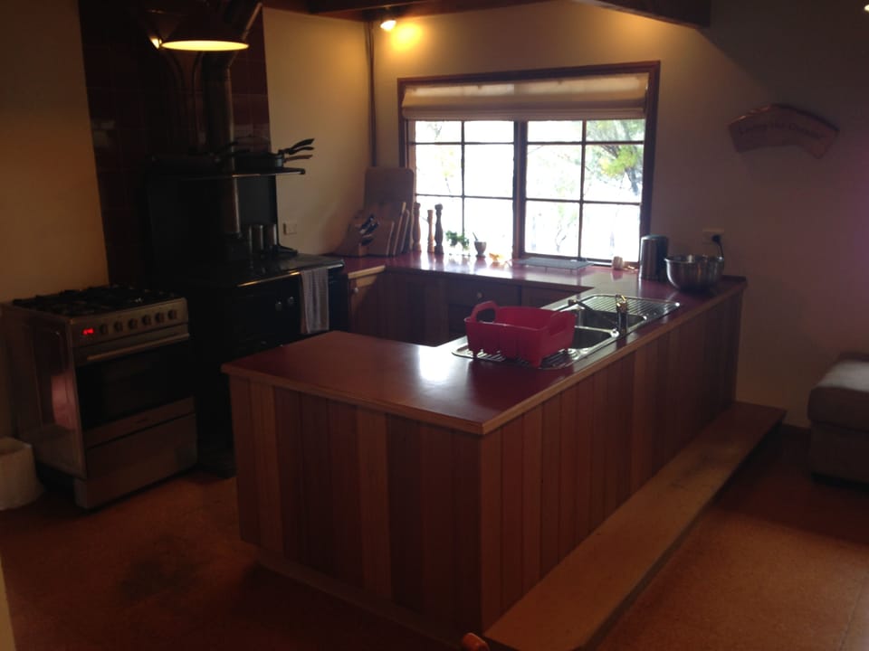 Electric kettle, toaster, cookware/dishes/utensils, dining tables