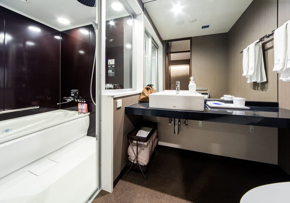 Combined shower/tub, deep soaking tub, free toiletries, hair dryer