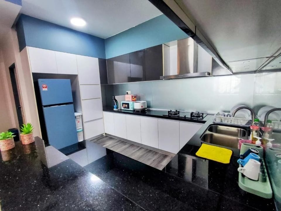 Family Condo, 4 Bedrooms, Balcony, City View | Private kitchen