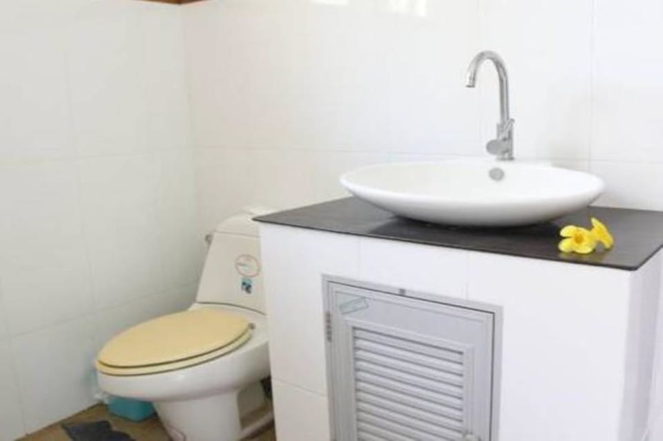 Shower, free toiletries, towels