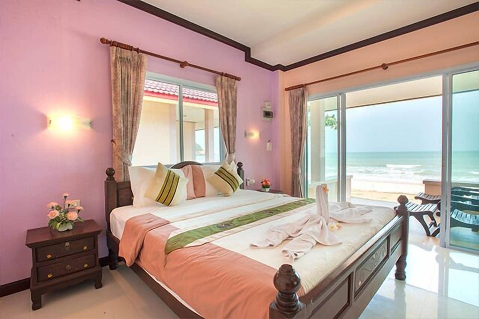 Villa Sea View | Minibar, desk, blackout drapes, cribs (free)