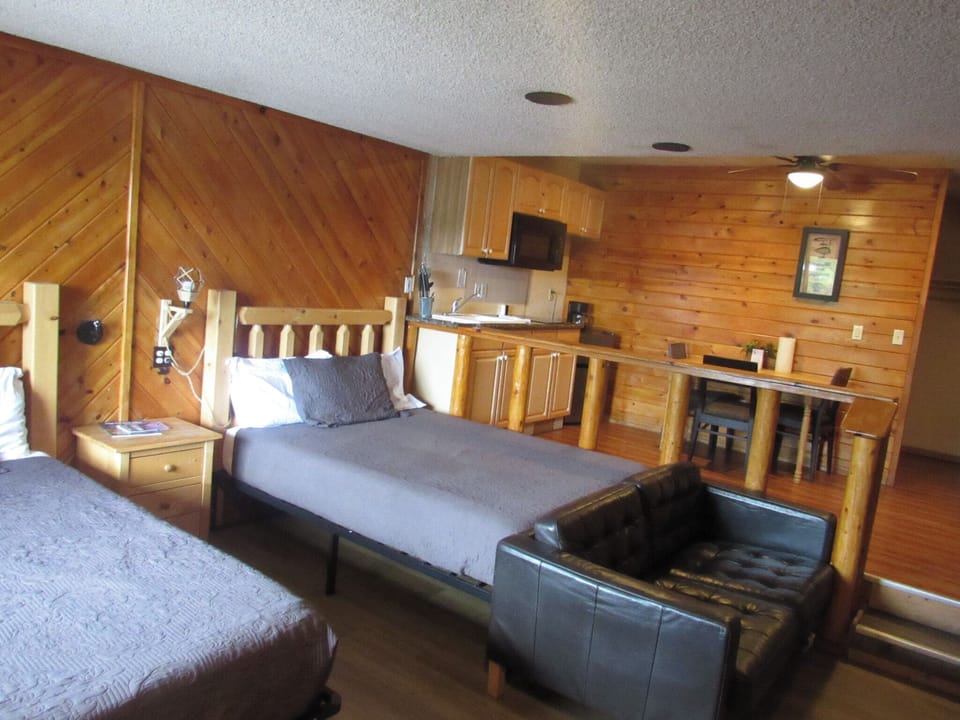 Deluxe Studio Suite, Lake View | WiFi (free), bed sheets