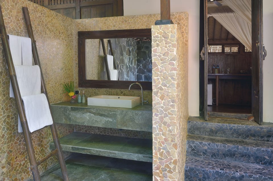 Shower, rainfall showerhead, free toiletries, hair dryer