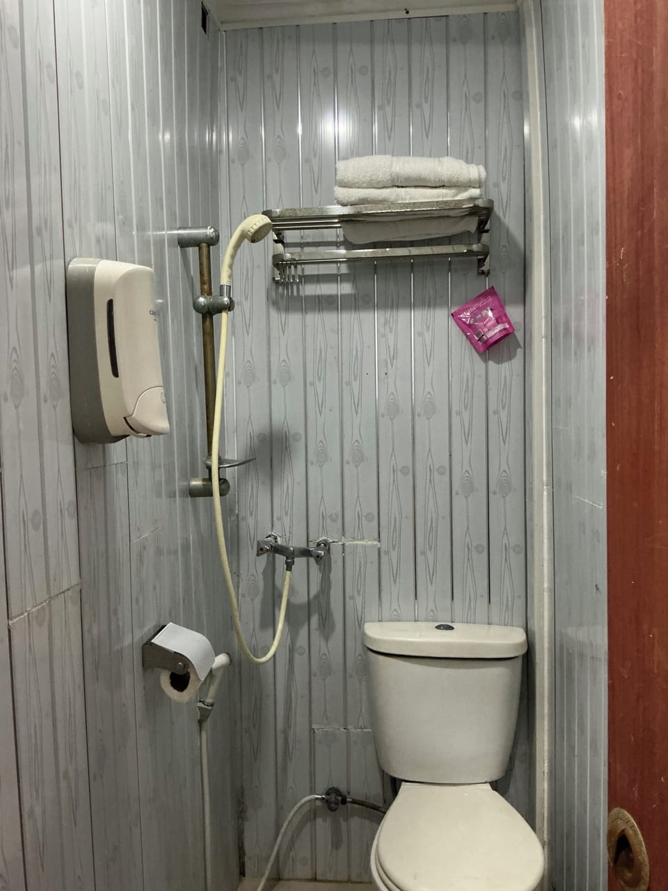Superior Room | Bathroom | Free toiletries, soap, shampoo, toilet paper