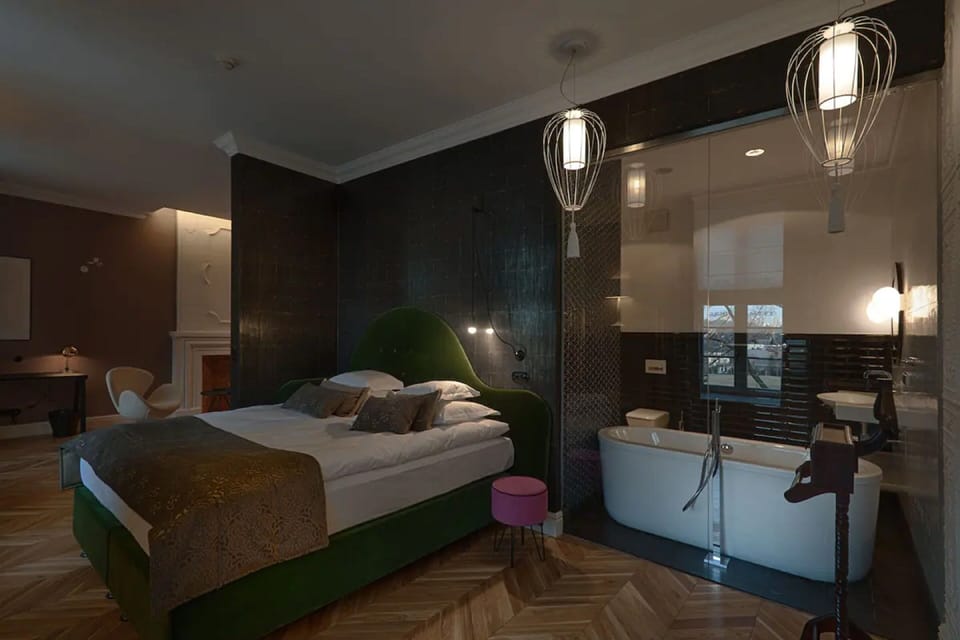 Deluxe Double Room | Living area | 32-inch flat-screen TV with satellite channels, TV