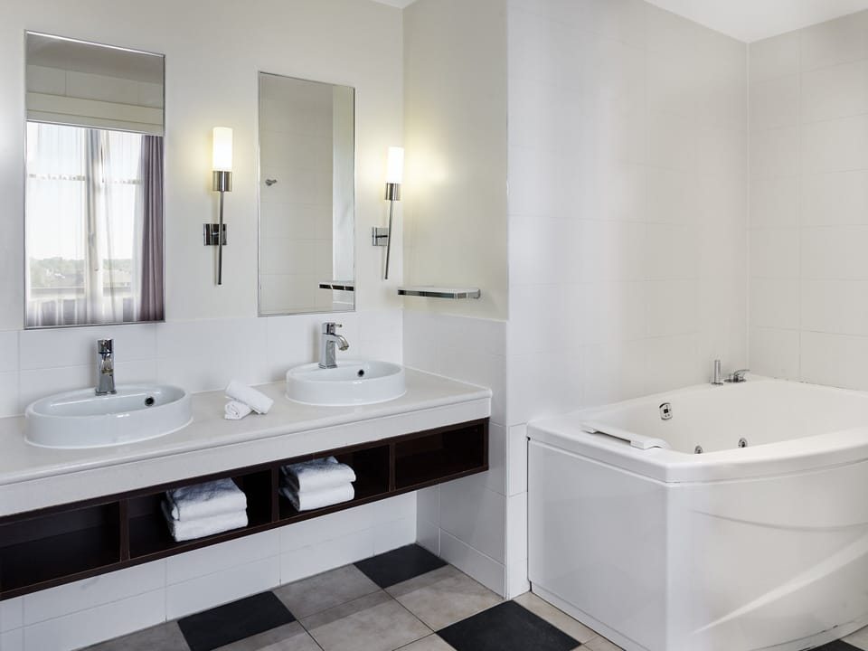Signature Suite (living area) | Premium bedding, minibar, in-room safe, desk