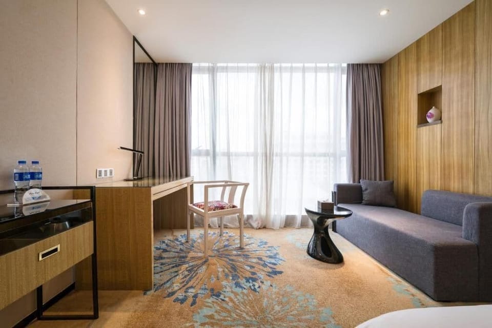 Executive Double Room, City View | Living area | 48-inch Smart TV with digital channels, pay movies, computer monitors