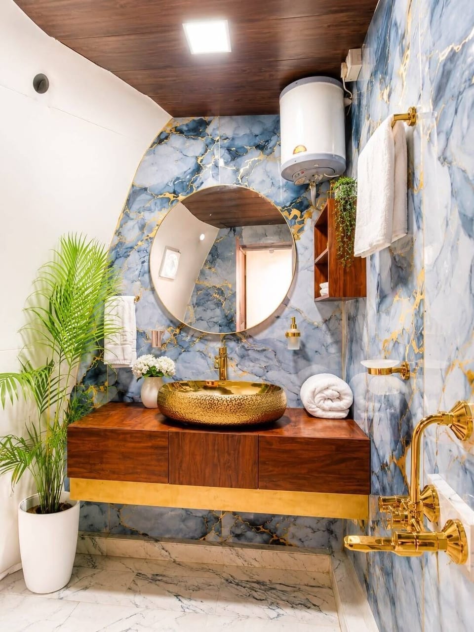 Combined shower/tub, free toiletries, towels, soap