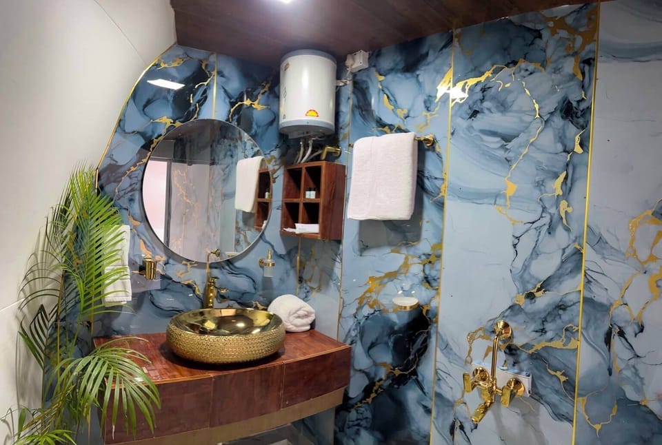 Combined shower/tub, free toiletries, towels, soap
