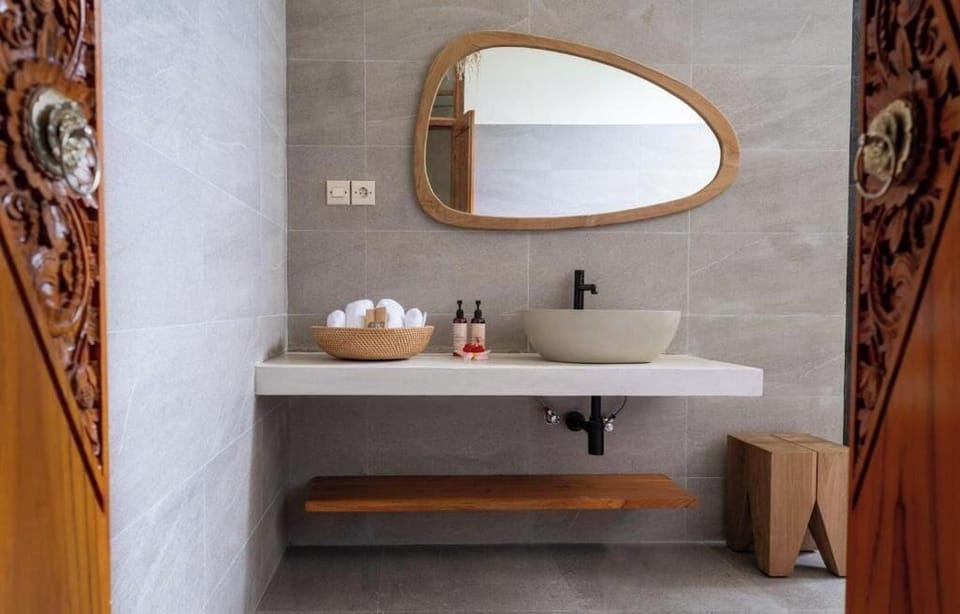 Deluxe Bungalow, Garden View | Bathroom | Shower, free toiletries, hair dryer, slippers