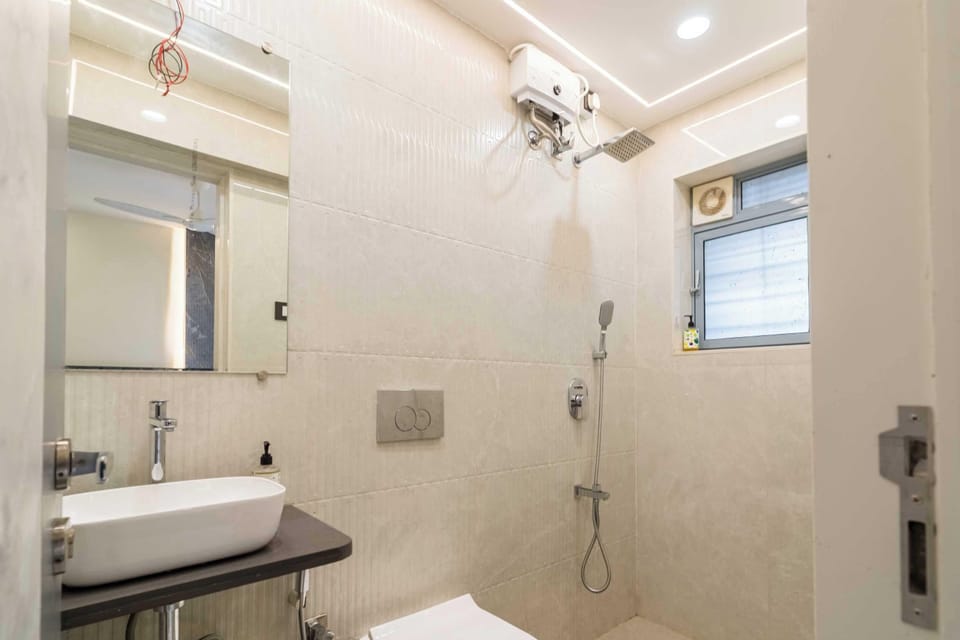 Family Studio | Bathroom | Shower, towels, soap, shampoo