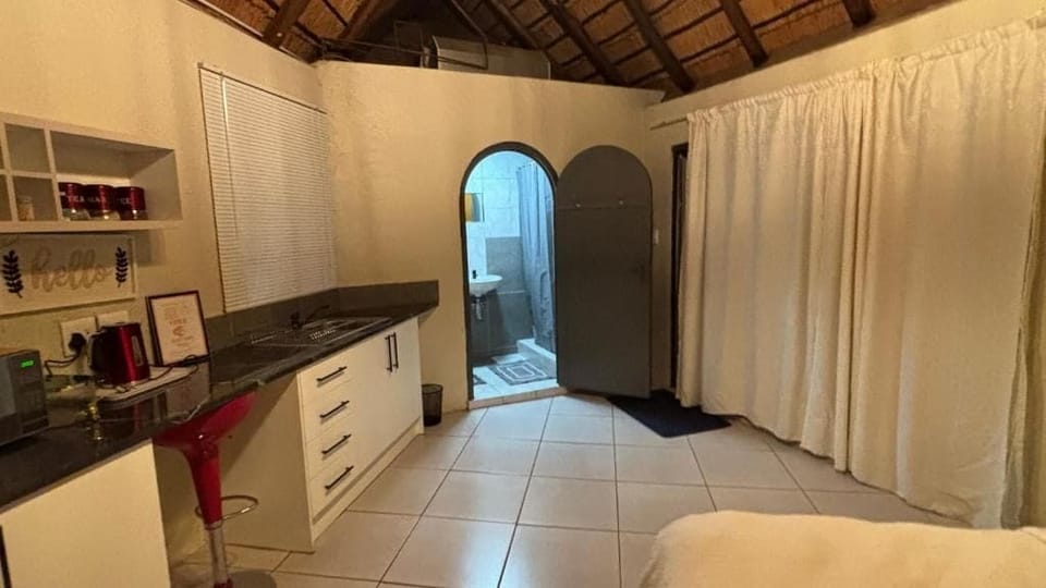 Deluxe Room, 1 Double Bed, Private Bathroom | Interior