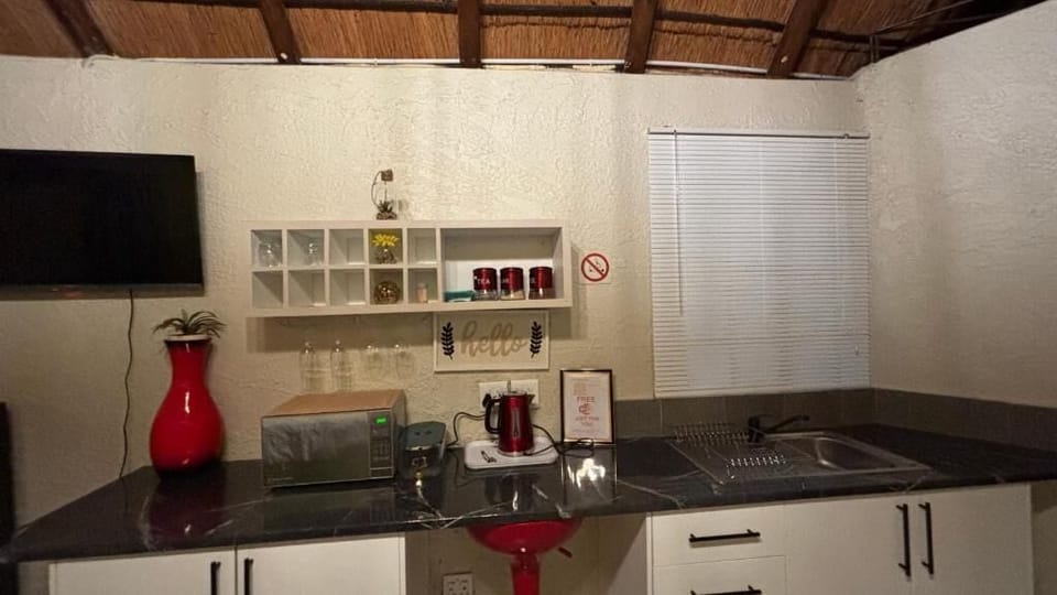Deluxe Room, 1 Double Bed, Private Bathroom | Private kitchen