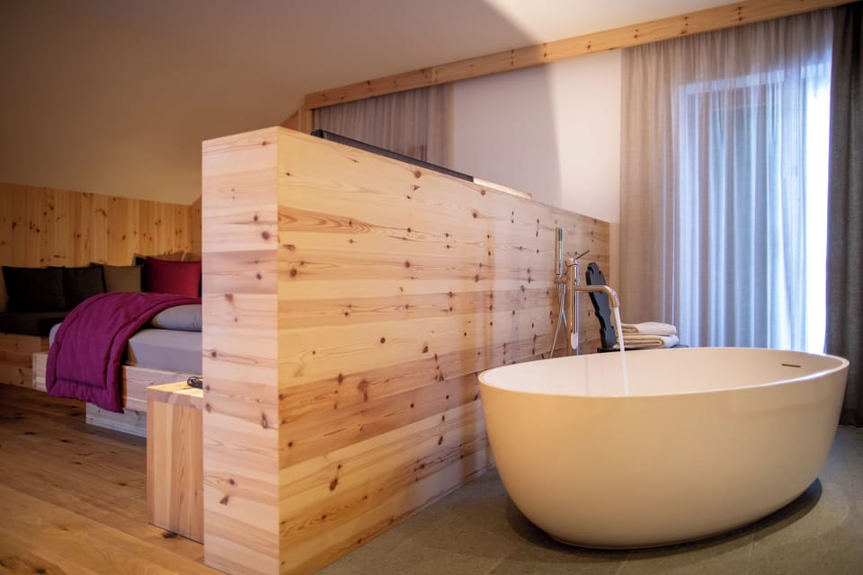Deluxe Studio Suite, Bathtub | Premium bedding, down comforters, in-room safe, desk