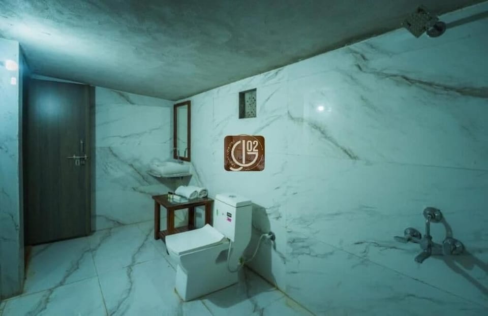 Combined shower/tub