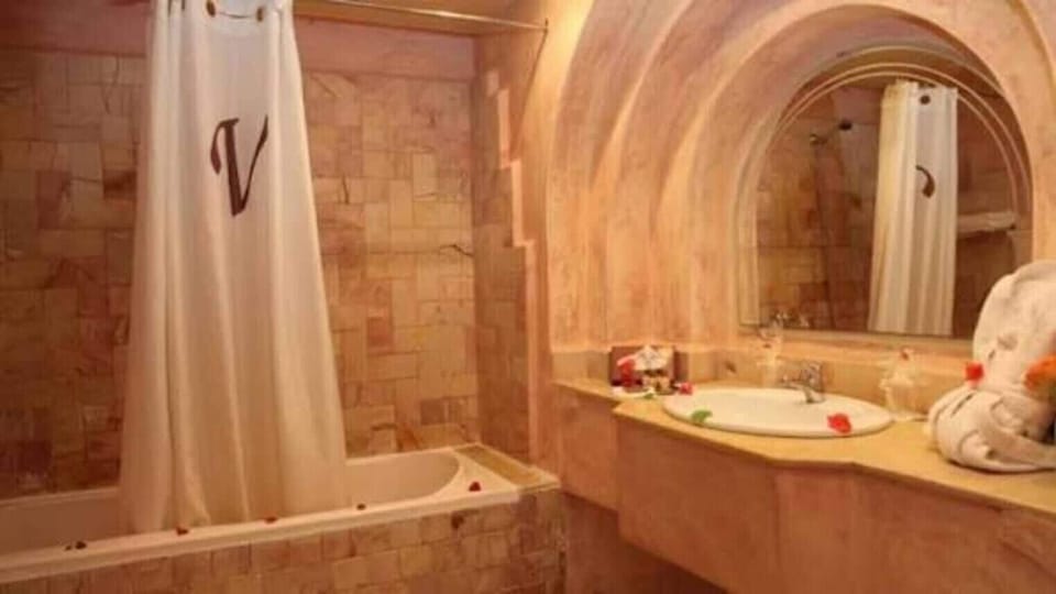 Standard Room, Balcony, City View | Bathroom | Combined shower/tub, free toiletries, hair dryer, towels