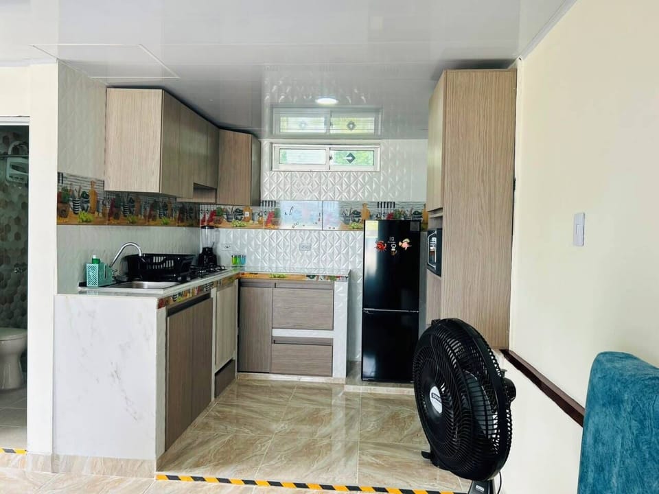 Full-size fridge, microwave, cookware/dishes/utensils, freezer