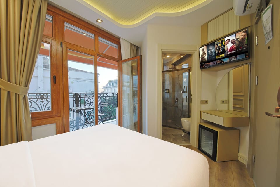Signature Double Room Single Use | Hypo-allergenic bedding available, WiFi (free), bed sheets