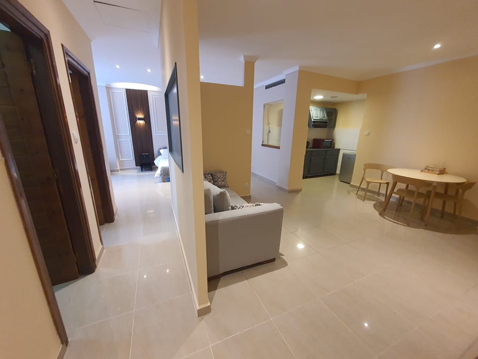 Deluxe Apartment, City View | Interior