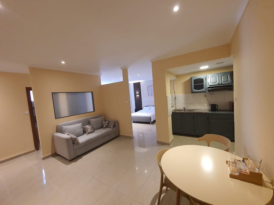 Deluxe Apartment, City View | Living area