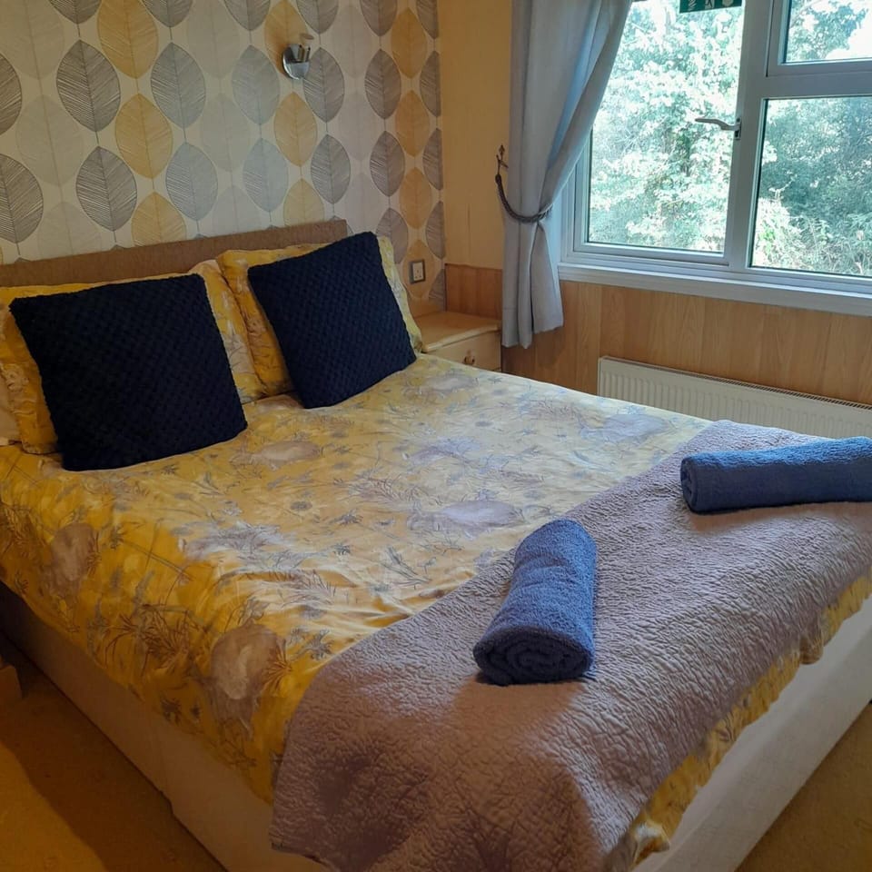 3 bedrooms, iron/ironing board, WiFi (free), bed sheets
