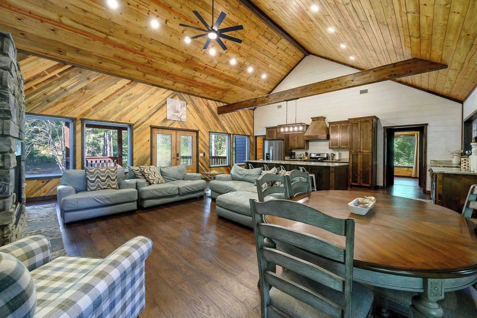 Cabin, Multiple Beds, Mountain View (Sweet Magnolia) | Living area