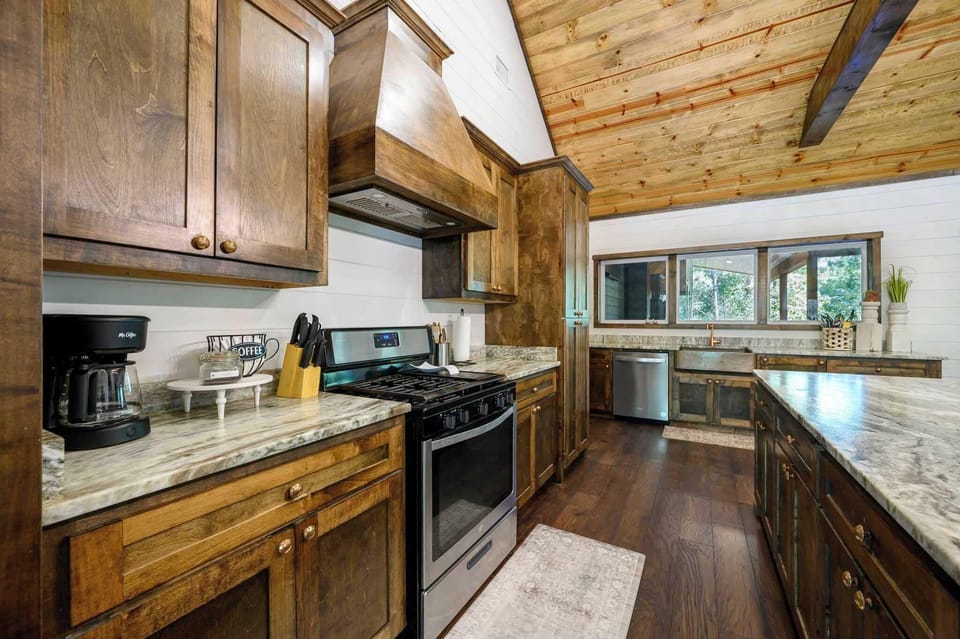 Cabin, Multiple Beds, Mountain View (Sweet Magnolia) | Private kitchen
