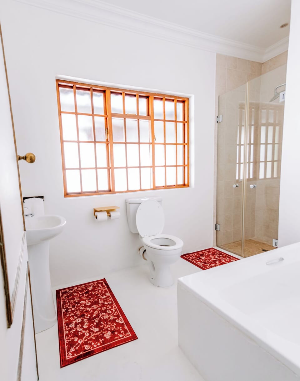 Deluxe Room, Garden View | Bathroom | Separate tub and shower, free toiletries, hair dryer, towels