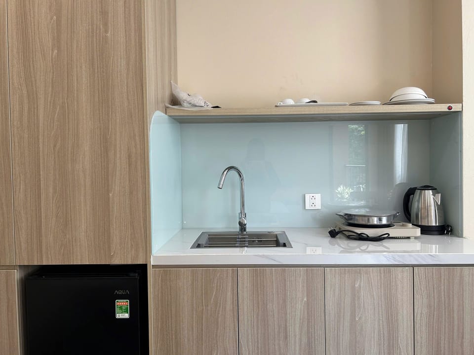 Superior Double Room, Balcony, City View | Private kitchen | Fridge, microwave, stovetop, cookware/dishes/utensils