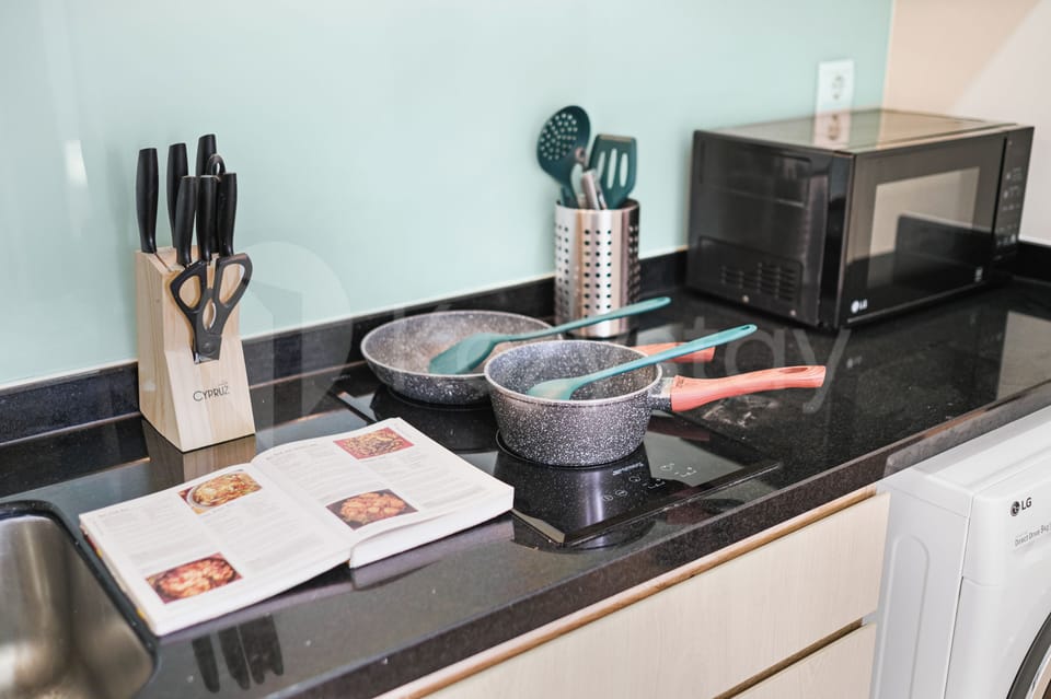 Apartment, 2 Bedrooms, City View | Private kitchen | Full-size fridge, microwave, stovetop, cookware/dishes/utensils