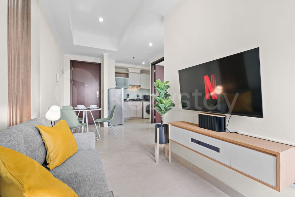 Apartment, 2 Bedrooms, City View | Living area | 43-inch Smart TV with cable channels, Netflix, streaming services