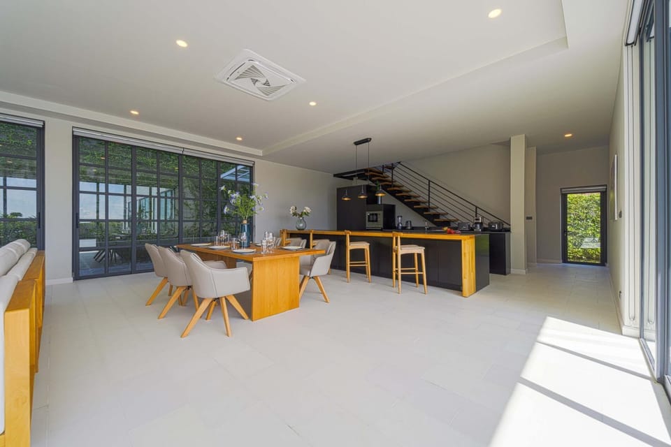Villa, 5 Bedrooms, Non Smoking, Private Pool | Dining