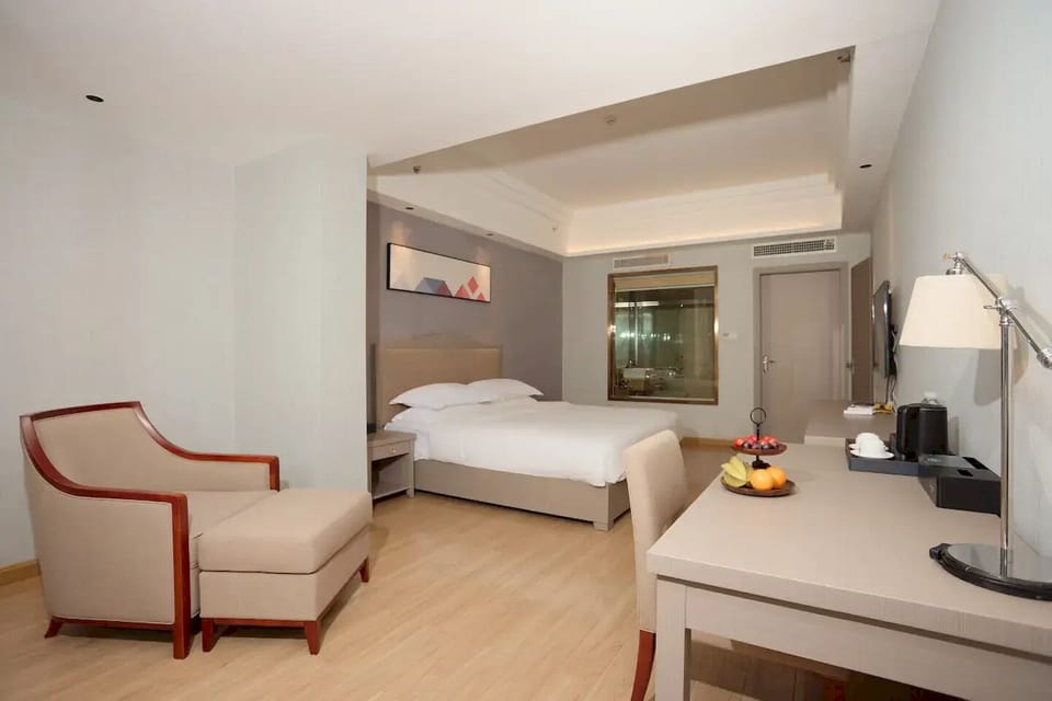 Executive Suite, City View | Desk, laptop workspace, WiFi (free), bed sheets