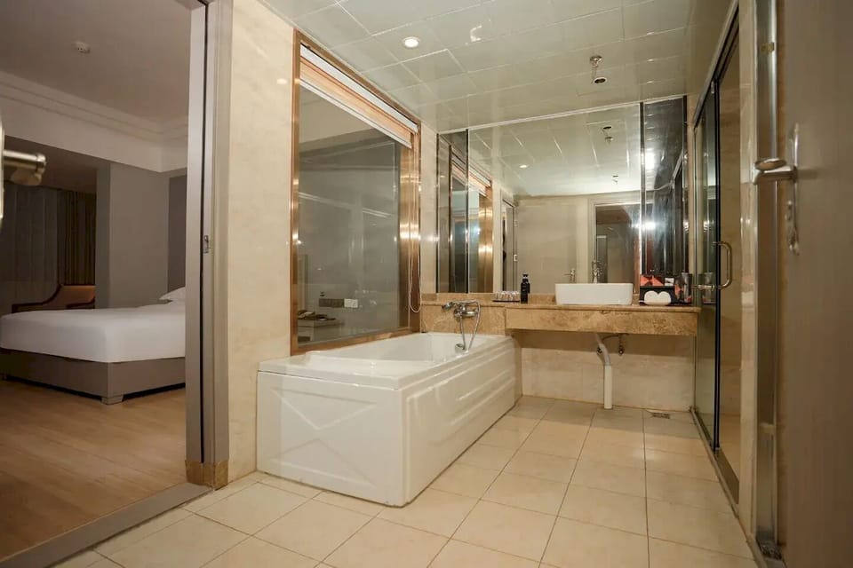 Executive Suite, City View | Bathroom | Free toiletries, hair dryer, towels, shampoo